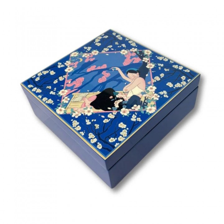 Square lacquer box with the Poetess Ho Xuan Huong 15*15*6 cm